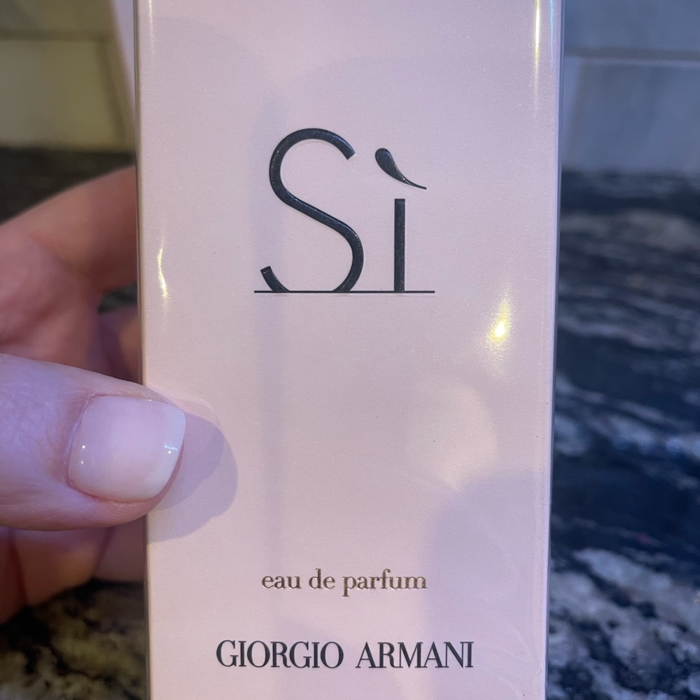 Sealed 3.4 oz (100ml) Sí perfume. New and Never opened. Purchased in Ireland